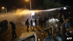  Кадър от началото на конфликтите сред футболни последователи и полиция на 16 ноември 2023 година 