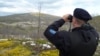 Trenutno jedan granični policajac BiH čuva oko kilometar i pol granice. Na fotografiji granični policajac, 2014. 