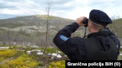 Granični policajac BiH u patroli (Ilustrativna fotografija).