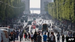 Fotoarhiv: Građani Pariza šetaju Jelisejskim poljima 2. jula 2023. dan nakon sukoba demonstranata sa policijom. Francusku su potresli nemiri nakon smrti 17-godišnjeg tinejdžera alžirskog porekla. Njega je 27. juna usmrtila policija tokom saobraćajne kontrole. 