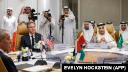 Американскиот државен секретар Ентони Блинкен на состанок со претставници на Египет, Јордан, Саудиска Арабија, Катар, Обединетите Арапски Емирати и Палестинската управа, во Ријад, 29 април 2024 година.