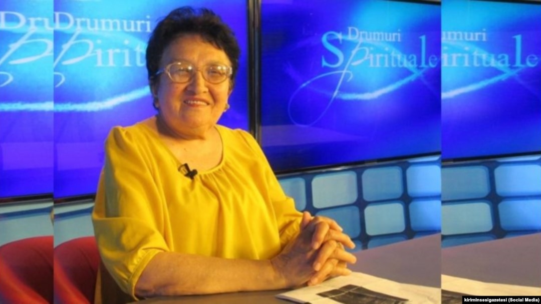 Guner Akmolla este membră a Uniunii Scriitorilor din România și locuiește la Constanța.