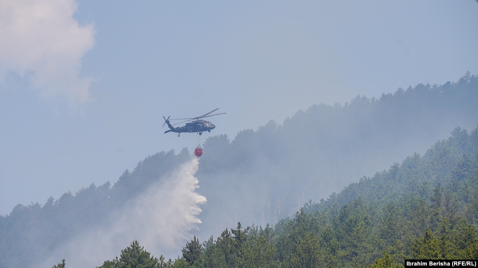 Helikopterët e misionit paqeruajtës të NATO-s, KFOR, duke ndihmuar në shuarjen e zjarreve në Prevallë.