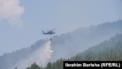 Helikopterët e misionit paqeruajtës të NATO-s, KFOR, duke ndihmuar në shuarjen e zjarreve në Prevallë.