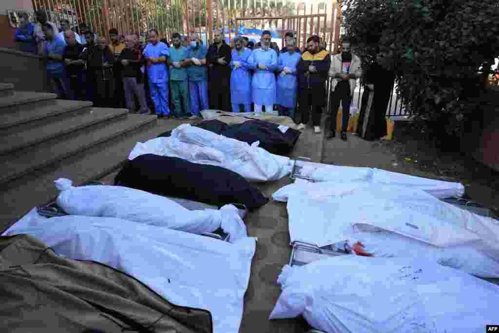 شهروندان و پزشکان فلسطینی یک بیمارستان در خان یونس در نوار غزه&nbsp; در حال خواندن نماز بر کشته&zwnj;شدگان در بمباران اسرائیل 