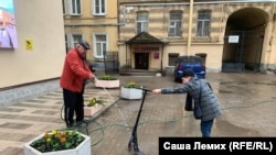Юрий Вульф у мемориала с мальчиком-волонтером