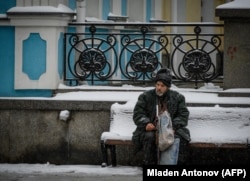 Пожилой мужчина отдыхает на лавке в Москве. Россия, 2 января 2019 года