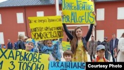 Aljona sa djecom na jednom od cetinjskih protestnih šetnji u znak podrške Ukrajini. Foto: privatna arhiva
