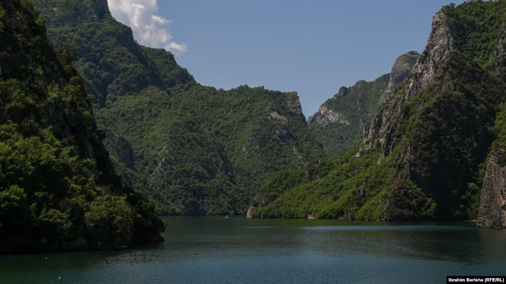 &nbsp;Liqeni i Komanit është i rrethuar nga kodra të dendura të pyllëzuara, shpate vertikale, gryka të thella. &nbsp;