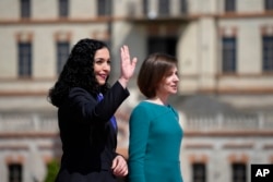 Presidentja e Kosovës, Vjosa Osmani, dhe presidentja e Moldavisë, Maia Sandu, në Kështjellën Mimi në Bulboaca, Moldavi, të enjten, 1 qershor 2023.