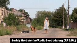 «Куди мені звідси їхати, скажи, синку?» – Каже Антоніна з Часового Яру. Лунає гучний вибух. 