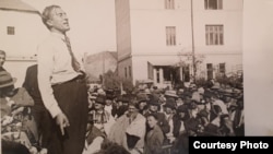 Țărănistul Ilie Lazăr, cel care a pus steagul românesc pe clădirea primăriei din Cernăuți în 1918, la o adunare politică, înainte de noiembrie 1946. Arhiva Ionuț Gherasim, nepotul lui Ilie Lazăr.