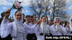 Disa vajza duke vallëzuar në Dragash, në ditën e Shën Gjergjit.