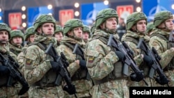 Soldați ai armatei lituaniene la o paradă militară din decembrie 2022, anul invadării pe scară largă a Ucrainei de către Rusia. 