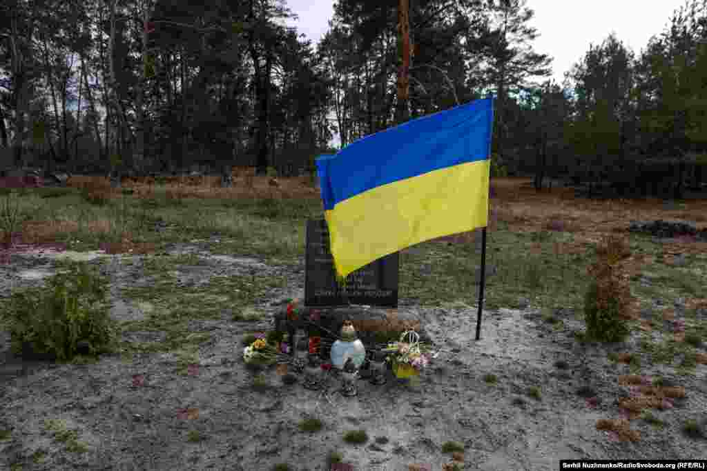 Під час відбиття атаки російських військ на цьому місці загинули українські бійці. Громада Київщини і військові встановили тут імпровізований меморіал пам&#39;яті на честь загиблих бійців ЗСУ. Київщина, березень 2024 року