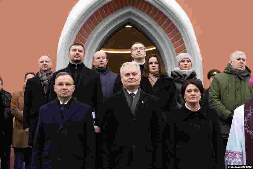 Polish President&nbsp;Andrzej Duda (left)&nbsp;and Lithuanian President Gitanas Nauseda (center) with his wife Diana, as well as other dignitaries, such as exiled Belarusian opposition leader Svyatlana Tsikhanouskaya (center, second row), took part in the commemoration.