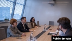 Мэр Вільні Валдас Бенкунскас (другі зьлева) ў часе сустрэчы са Сьвятланай Ціханоўскай. 13 кастрычніка 2023