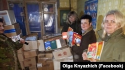 Ольга Кряжич (на фото у центрі) створювала Бібліотеку української книги у Сєвєродонецьку. Розповідає, що місцеве населення останнім часом мало інтерес до україномовних книг.