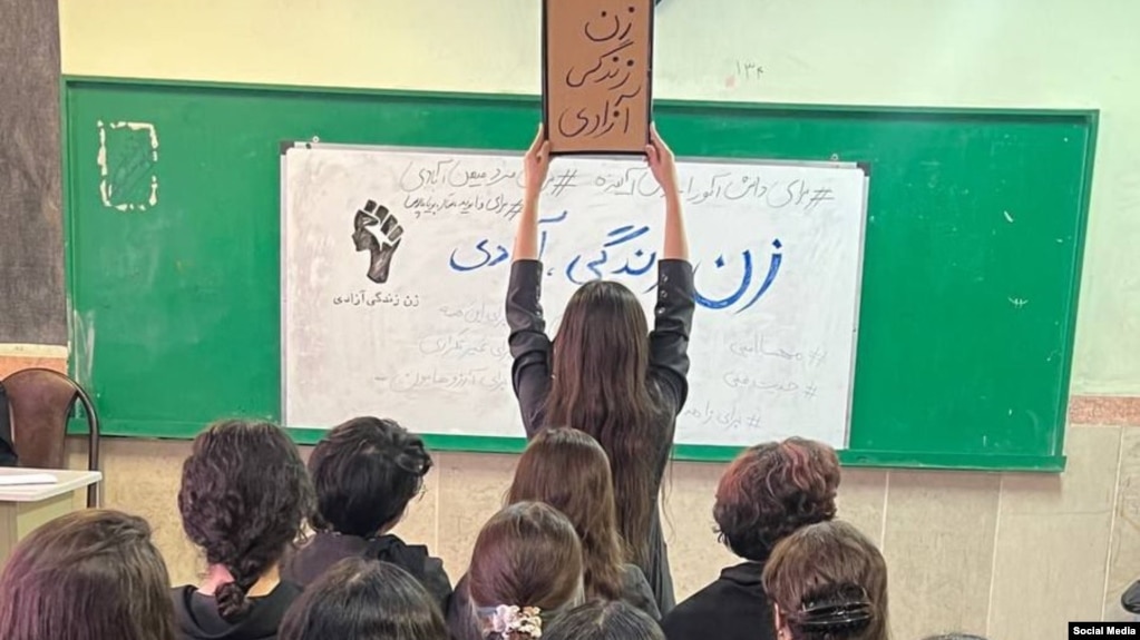 واکنشها علیه جمهوری اسلامی از سوی دانشآموزان دختر در جریان اعتراضات «زن زندگی آزادی»، حاکمیت را غافلگیر کرد