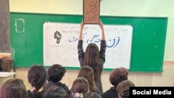 واکنش‌ها علیه جمهوری اسلامی از سوی دانش‌آموزان دختر در جریان اعتراضات «زن زندگی آزادی»، حاکمیت را غافلگیر کرد