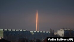 Три російські ракети, запущені проти України з Бєлгородської області Росії, видно на світанку в Харкові, 9 березня 2023 року