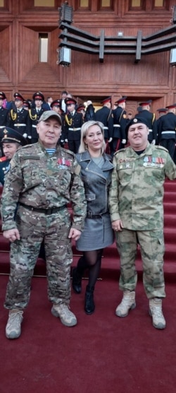Вадим (справа) и Олеся (в центре) Шариповы на вручении медали "За отвагу" – протез ветерану так и не вручили