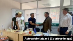 Fotografie de la semnarea contractului dintre reprezetanții Regiei Autosalubritate și firmei din Turcia, 2 august, la Chișinău.