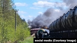 Ілюстрацыйнае фота. Скрыншот зь месца папярэдняй аварыі ў Бранскай вобласьці 1 траўня: грузавы цягнік, якім кіравала беларуская брыгада, пусьцілі пад адхон