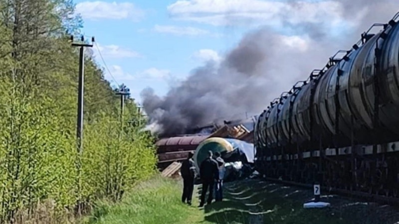 В Брянской области России из-за подрыва путей сошел с рельсов грузовой поезд