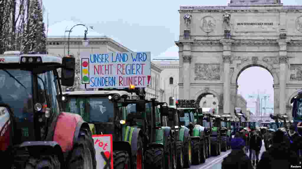 Traktorokkal vonulnak a német&nbsp;gazdák az úgynevezett német Ampel-kormány gépjárműadó-támogatásának csökkentése elleni tüntetésen Münchenben 2024. január 8-án. A Német Gazdaszövetség egy héten át tartó demonstrációt hirdetett, tiltakozva a kormány gazdasági megszorításai ellen, amelyek értelmében csökkentenék az ágazatra vonatkozó kedvezményeket