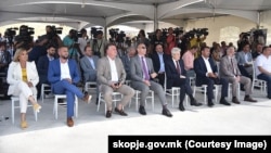 Официјална најава за изградба на населбата „Планет“ во Сарај, Валдета Касапи (лево) во друштво на инвеститорите, тогашниот градоначалник Петре Шилегов, министерот Артан Груби, лидерот на ДУИ, Али Ахмети, тогашниот премиер Зоран Заев и претседателот на Собранието, Талат Џафери.