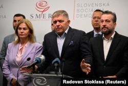 Лідер партії SMER-SD Роберт Фіцо (посередині). Братислава, 1 жовтня 2023 року