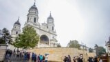 Record de pelerini anul acesta la Moaștele Sfintei Paracheva: peste 300.000 de credincioși care voiau să ajungă la Catedrala Mitropolitană din Iași au stat și 25 de ore la cozile uriașe, care au depășit și cinci kilometri.