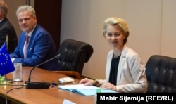 Ursula von der Leyen, predsjednica Evropske komisije, i Johann Sattler, šef delegacije EU u BiH, tokom sastanka s predstavnicima vlasti u BiH, 1. novembar 2023.