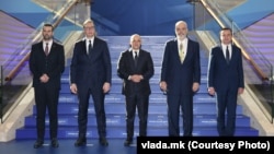 Poziranje u Skoplju: Premijer Crne Gore Milojko Spajić (prvi sleva), predsednik Srbije Aleksandar Vučić, premijer Severne Makedonije Dmitar Kovačevski, premijer Albanije Edi Rama i premijer Kosova Aljbin Kurti (22. januar 2024. godine)