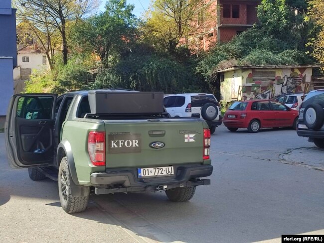 Makinë e KFOR-it në zonën e bastisjeve.