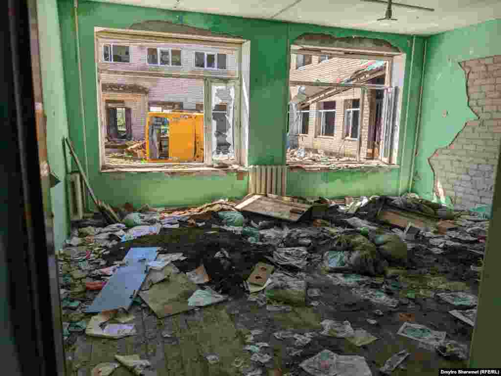 До початку російсько-української війни через ці вікна на шкільне подвір&#39;я дивилися учні.