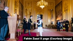  فهیم ځاځي هنگام دریافت جایزه در قصر سلطنتی بریتانیا 