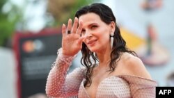 Жулиет Бинош пристига за церемонията по откриването на 76 -ия филмов фестивал във Венеция, 28 август 2019 г.