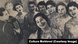 Octetul fetelor de la Școala pedagogică din Călărași. De la dreapta la stânga: Maria Karțevskaya, Olga Lipcanu, Eugenia Bologan, Elena Sturdza, Vera Pascaru, Ludmila Juja, Minodora Railean, Petru Botea. În centru - solista Liuba Ionaș. Lipsesc: Valentina Cojocaru, Larisa Ghindă.