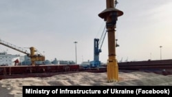 Погрузка зерна в порту Черноморска