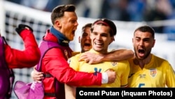 Ianis Hagi (CD) iz fudbalske reprezentacije Rumunije postiže gol na fudbalskoj utakmici odigranoj u Pančo Areni u Felčutu, 18. novembar 2023.