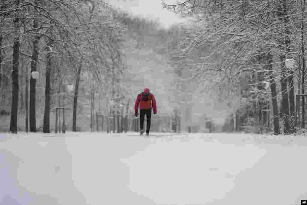 Një burrë duke ecur nëpër parkun Tiergarten të mbuluar me borë, Berlin, Gjermani, 5 janar 2024.