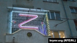 Символ войны, развязанной Россией в Украине, был использован при подсветке Севастополя во время новогодних праздников