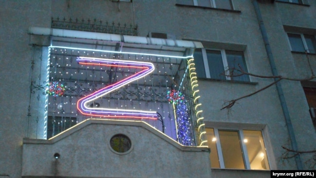 Символ войны, развязанной Россией в Украине, был использован при подсветке Севастополя во время новогодних праздников