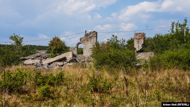 Останките от разрушената църква "Света Троица" в Петрич, Косово, заснети през август 2024 г.