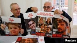 Rođaci talaca, Leimberg i Cunio Jose Luis, sa slikama otetih na konferenciji za novinare nakon sastanka sa papom Franjom u Vatikanu, 22. novembra 2023.