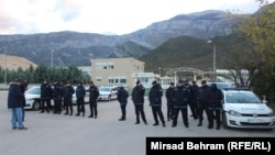 Policija na ulazu u deponiju Uborak kod Mostara, 18. 11. 2023.