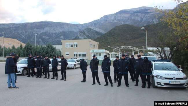 Policija na ulazu u deponiju Uborak kod Mostara, 18. 11. 2023.