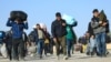 عبدالسلام حنفی: حدود ۸۰۰ هزار افغان از پاکستان و ایران به گونه اجباری اخراج شده اند